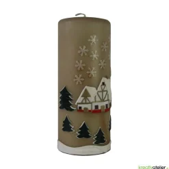 Weihnachtskerze personalisierbar – taupefarbene Winterkerze mit Winterdorf, ideales Geschenk oder Deko