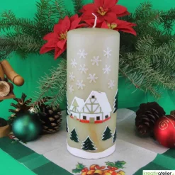 Weihnachtskerze personalisierbar – taupefarbene Winterkerze mit Winterdorf, ideales Geschenk oder Deko