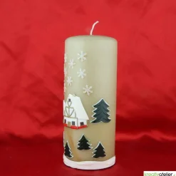 Weihnachtskerze personalisierbar – taupefarbene Winterkerze mit Winterdorf, ideales Geschenk oder Deko