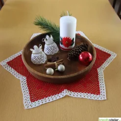 Weihnachtskerze personalisierbar – weiße Kerze mit Weihnachtsstern und Ilex, handverziert, ideal als Weihnachtsgeschenk