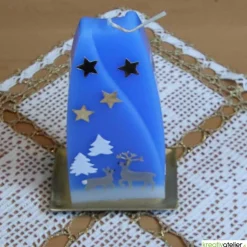 Weihnachtskerze personalisierbar – Doppelbogen-Kerze blau mit Waldtieren, handgegossen perfekte Winterdeko