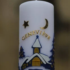 Weihnachtskerze personalisierbar – weiße Kerze mit Weihnachtsdorf, ideal als Weihnachtsgeschenk oder Adventsdeko