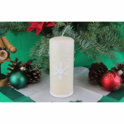Weihnachtskerze personalisierbar – Winterkerze creme mit Schneeflocke, handverziert, festliche Deko oder Geschenk