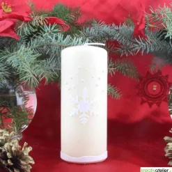 Weihnachtskerze personalisierbar – Winterkerze creme mit Schneeflocke, handverziert, festliche Deko oder Geschenk