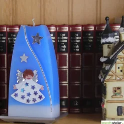 Weihnachtskerze personalisierbar – Doppelbogen-Kerze blau mit Engel, handgegossen, perfekte Winterdeko