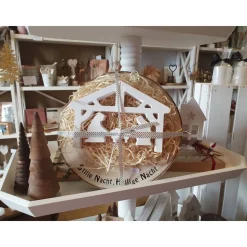 Weihnachtskrippe - Krippe im modernen Stil in weiß mit Holztablett oder Holzscheibe