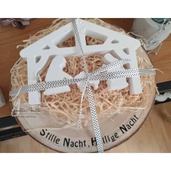 Weihnachtskrippe - Krippe im modernen Stil in weiß mit Holztablett oder Holzscheibe