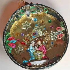 Weihnachtskrippe, handgemachte Weihnachtsdeko Heilige Familie, Weihnachtskunst in einer Spanschachtel