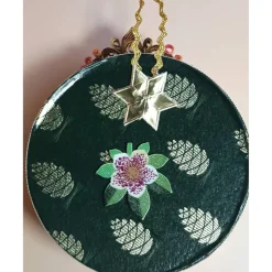 Weihnachtskrippe, handgemachte Weihnachtsdeko Heilige Familie, Weihnachtskunst in einer Spanschachtel