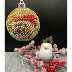 Weihnachtskugeln gehäkelt mit Baumwollgarn und kleinen Glasperlen