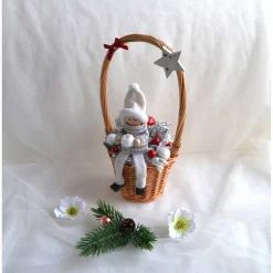Weihnachtspüppchen grau-weiß im Korb (groß) mit Deko