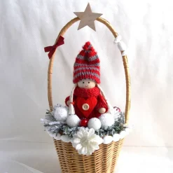 Weihnachtspüppchen rot-weiß im Korb (mittel) mit Deko