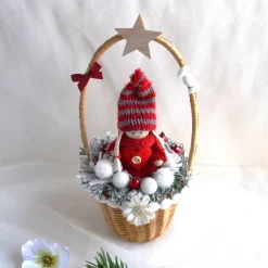 Weihnachtspüppchen rot-weiß im Korb (mittel) mit Deko