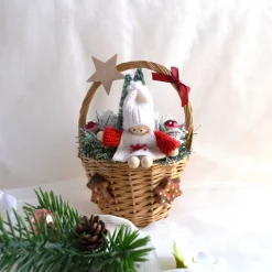 Weihnachtspüppchen rot-weiß im Korb (klein) mit Deko