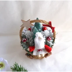 Weihnachtspüppchen rot-weiß im Korb (klein) mit Deko