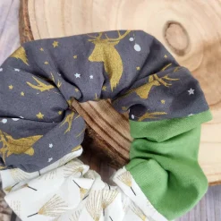 Weihnachtsscrunchie GOLDENES FEST HIRSCH, Grau | Haargummi, Haarband für Weihnachten im Advent | RÄUBERKIND