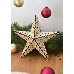 Weihnachtsstern aus Holz, filigran und detailreich, festliche Dekoration zum Aufhängen an Fenster oder Tür
