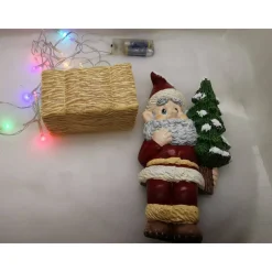 Weihnachtswichtel auf Strohballen