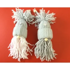 Weihnachtswichtel Gnome 2er Set in hellgrau und hellgrau-weiß handgemacht von Hobbyhaus