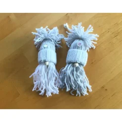 Weihnachtswichtel Gnome 2er Set in hellgrau und hellgrau-weiß handgemacht von Hobbyhaus