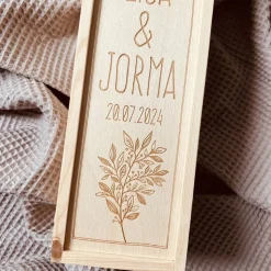 Weinbox mit Gravur | Weinkiste Geschenk individuell gestalten | Weinbox als Hochzeitsgeschenk | Weinpräsent Holzoptik