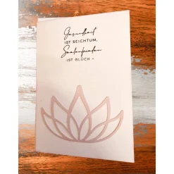 Wellness-Set für Sauna oder Infrarotkabine Rolle für entspannte Momente plus Waschlappen bestickt und eine Grußkarte