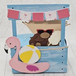 Wichtel auf Urlaubsabenteuer – handgefertigte Geschenkbox mit Strohhut, Eis & Flamingo