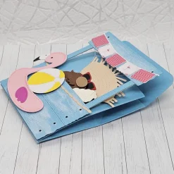 Wichtel auf Urlaubsabenteuer – handgefertigte Geschenkbox mit Strohhut, Eis & Flamingo