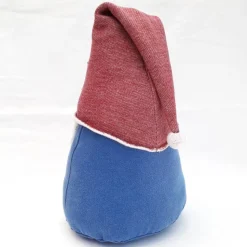 Wichtel aus Baumwollstoff in Blau mit dunkelroter Mütze