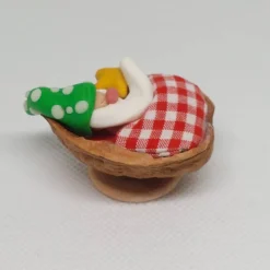 Wichtel im Walnussbettchen – Weihnachtsdeko aus Polymer Clay grün