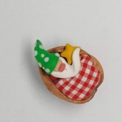 Wichtel im Walnussbettchen – Weihnachtsdeko aus Polymer Clay grün