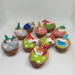 Wichtel im Walnussbettchen – Weihnachtsdeko aus Polymer Clay grün