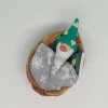 Wichtel im Walnussbettchen– Weihnachtsdeko aus Polymer Clay türkis, nachtleuchtend mit Peter Pan Buch