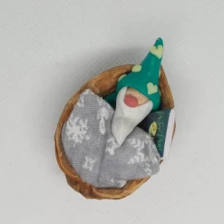 Wichtel im Walnussbettchen– Weihnachtsdeko aus Polymer Clay türkis, nachtleuchtend mit Peter Pan Buch