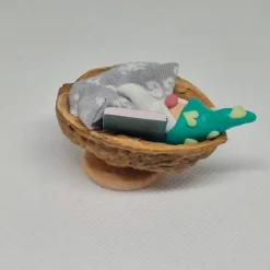 Wichtel im Walnussbettchen– Weihnachtsdeko aus Polymer Clay türkis, nachtleuchtend mit Peter Pan Buch