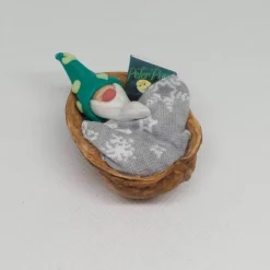 Wichtel im Walnussbettchen– Weihnachtsdeko aus Polymer Clay türkis, nachtleuchtend mit Peter Pan Buch