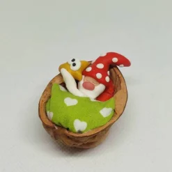 Wichtel im Walnussbettchen – Weihnachtsdeko aus Polymer Clay