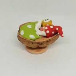 Wichtel im Walnussbettchen – Weihnachtsdeko aus Polymer Clay