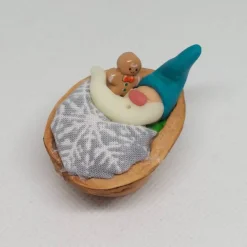 Wichtel im Walnussbettchen – Weihnachtsdeko aus Polymer Clay Petrol, nachtleuchtend mit Lebkuchenmännch