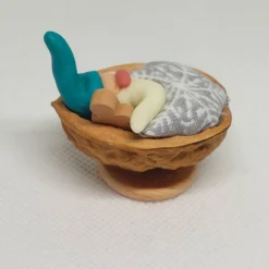 Wichtel im Walnussbettchen – Weihnachtsdeko aus Polymer Clay Petrol, nachtleuchtend mit Lebkuchenmännch