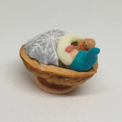 Wichtel im Walnussbettchen – Weihnachtsdeko aus Polymer Clay Petrol, nachtleuchtend mit Lebkuchenmännch