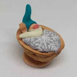 Wichtel im Walnussbettchen – Weihnachtsdeko aus Polymer Clay Petrol, nachtleuchtend mit Lebkuchenmännch
