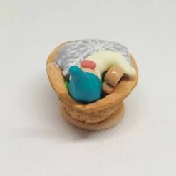 Wichtel im Walnussbettchen – Weihnachtsdeko aus Polymer Clay Petrol, nachtleuchtend mit Lebkuchenmännch