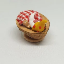 Wichtel im Walnussbettchen – Weihnachtsdeko aus Polymer Clay goldige Zipfelmütze mit Lebkuchenmänn