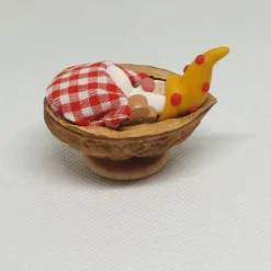 Wichtel im Walnussbettchen – Weihnachtsdeko aus Polymer Clay goldige Zipfelmütze mit Lebkuchenmänn