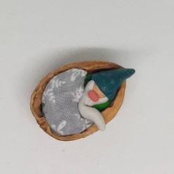 Wichtel im Walnussbettchen– Weihnachtsdeko aus Polymer Clay Petrol mit glitzernden Bart