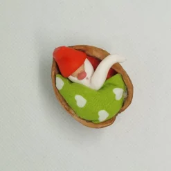 Wichtel im Walnussbettchen – Weihnachtsdeko aus Polymer Clay rot Zipfelmütze