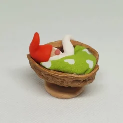 Wichtel im Walnussbettchen – Weihnachtsdeko aus Polymer Clay rot Zipfelmütze