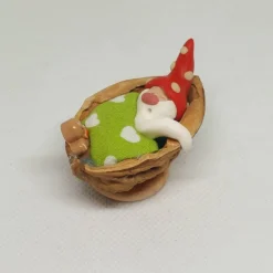 Wichtel im Walnussbettchen– Weihnachtsdeko aus Polymer Clay rote Zipfelmütze mit Lebkuchenmännchen