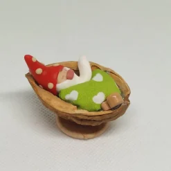 Wichtel im Walnussbettchen– Weihnachtsdeko aus Polymer Clay rote Zipfelmütze mit Lebkuchenmännchen